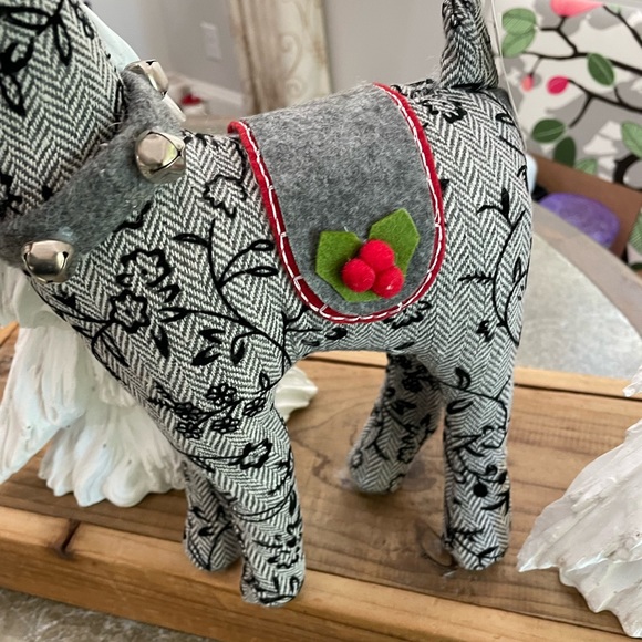 SLEIGH HILL 2022 CHRISTMAS/ HOLIDAY REINDEER - Picture 3 of 8